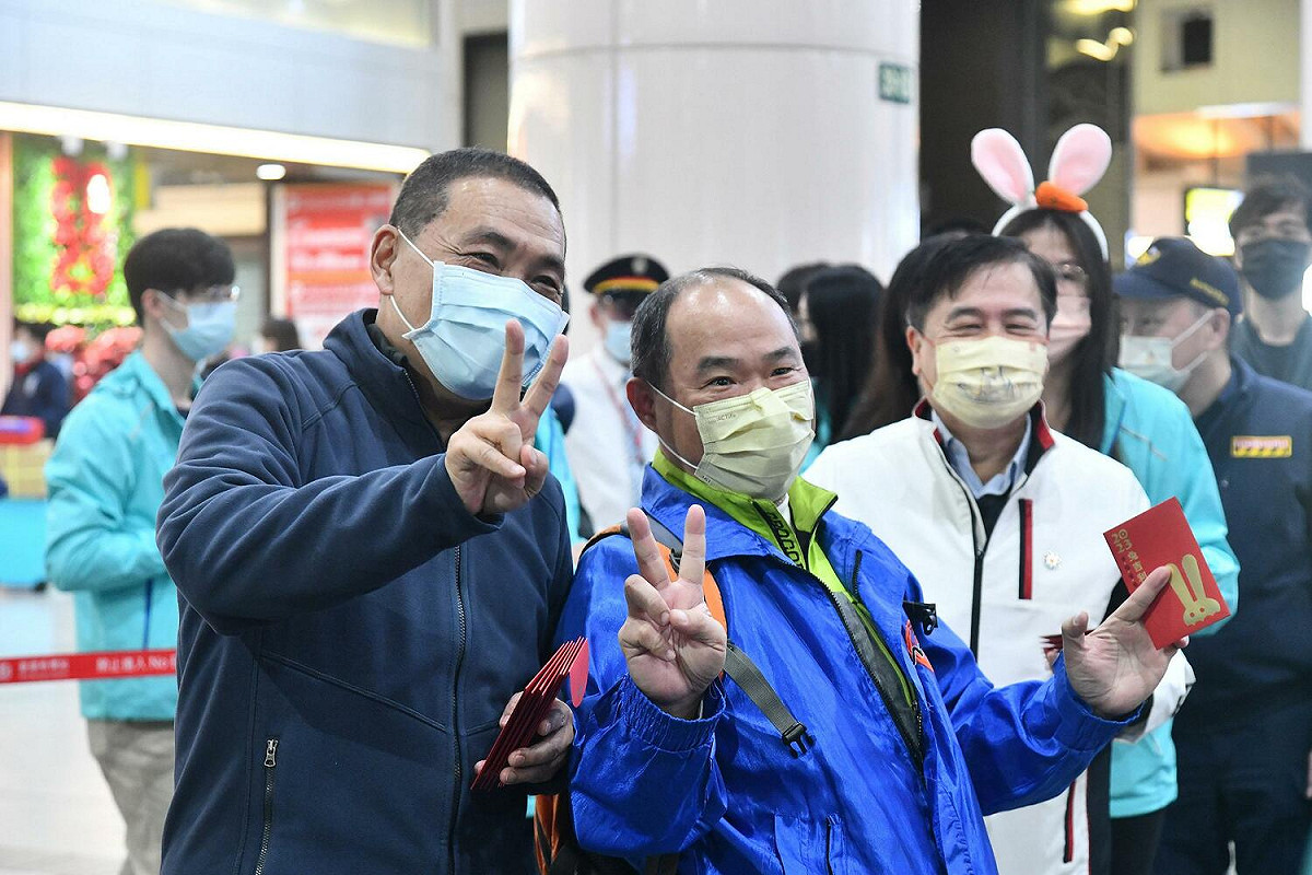 侯友宜晚間到板橋車站向民眾拜年及發送福袋，祝大家平安快樂過好年。 圖：新北市新聞局提供