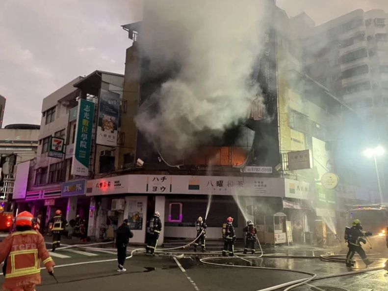 ▲台中中友百貨旁一棟5層樓透天厝，今天（20日）清晨驚傳火警。（圖／翻攝畫面）