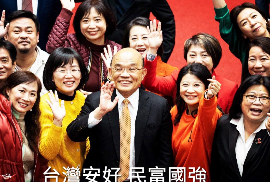 行政院院長蘇貞昌19日宣布內閣將總辭。在立院會期結束後，蘇貞昌到場向立委致意。 圖：蘇巧慧臉書