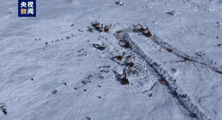 西藏林芝市派墨公路雪崩，挖土機正緊急開挖道路救援。 圖 : 翻攝自央視新聞