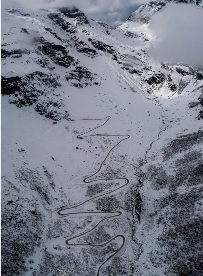 西藏林芝市派墨公路雪崩。 圖 : 翻攝自視覺中國