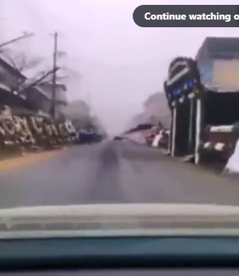 四川網友春節返鄉，發現沿路全都在辦喪事，路兩旁擺滿了招魂布條、牌樓與花圈。 圖 : 影片截圖。