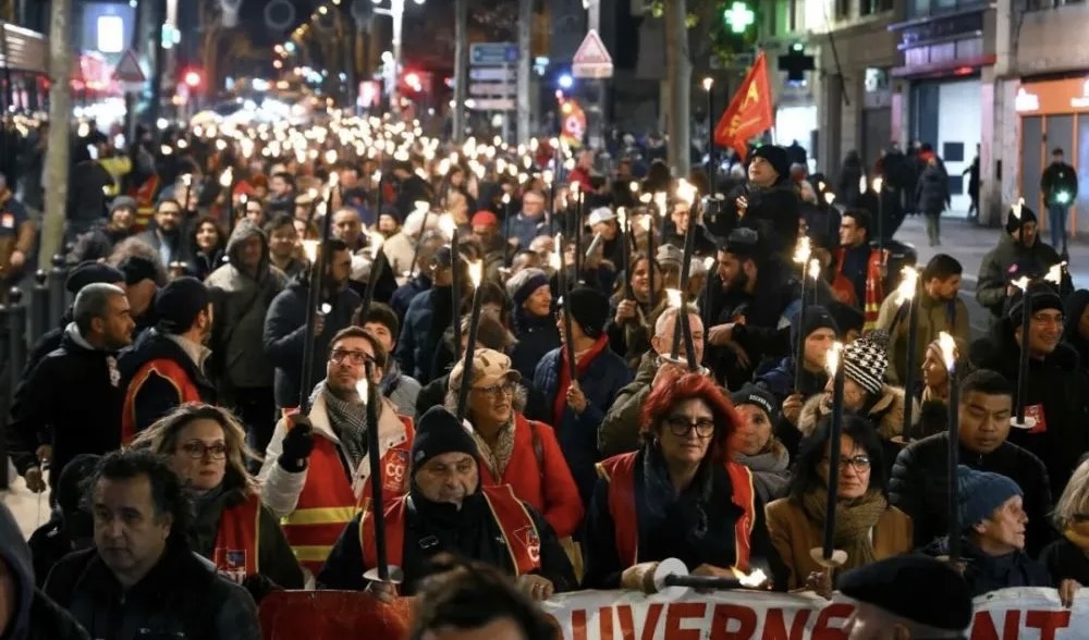 法國人民為了反對延遲退休年限，影響權益，百萬人集體示威遊行，導致交通大癱瘓。 圖：翻攝自騰訊網