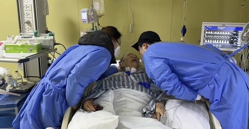 「奶奶，我們要一起回家過年哦，你的壓歲錢準備好了嗎？」急診監護室護士長利用手機視訊，讓一名 92 歲患新冠重症的王婆婆和外孫對話。經過治療，王婆婆已脫離危險。 圖：翻攝自騰訊網
