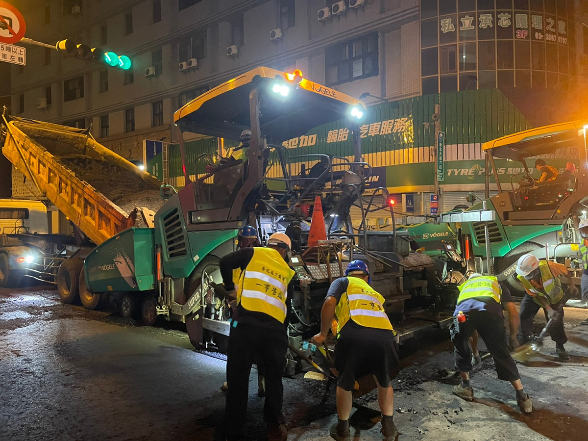 春節連假期間，民眾如看見道路有坑洞、凹陷、龜裂、孔蓋破損不平、交通標線損壞等現象，可透過全年無休24小時的通報系統向養工處反映。 圖：新北市工務局/提供