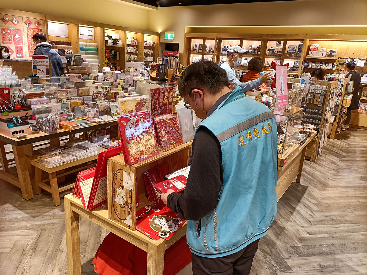 經發局針對轄內商家抽查100件春節應景商品，其中23件標示不合格，不合格率達23%。 圖：新北市經發局/提供
