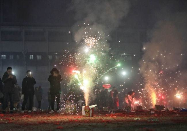 河南周口鹿邑縣的居民先前在與執法部門就燃放煙花爆竹權發生激烈爭執後，憤怒的民眾掀翻了一輛警車。多個城市宣布禁止燃放煙花爆竹。在經過三年的清零封控後，人民的不滿到了極限。 圖：翻攝自中國花炮網(資料照)