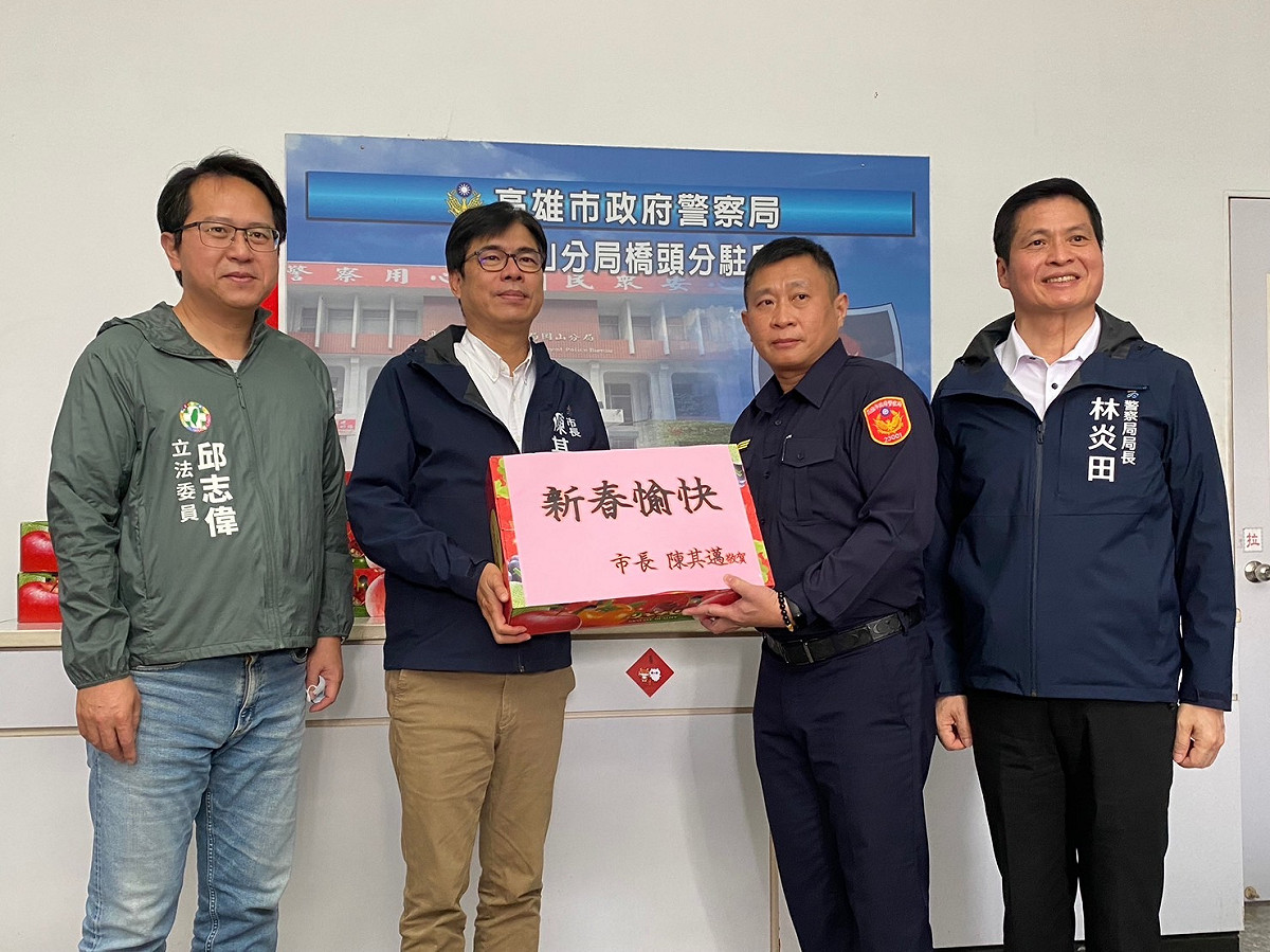 市長陳其邁(左二)、局長林炎田(右一)探視岡山分局長陳柏彰(右二)。   圖：高雄市警察局/提供