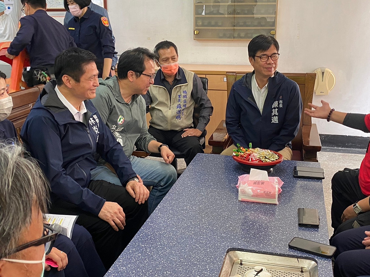 陳其邁(右一)宣布提高超勤加班費。 圖：高雄市警察局/提供