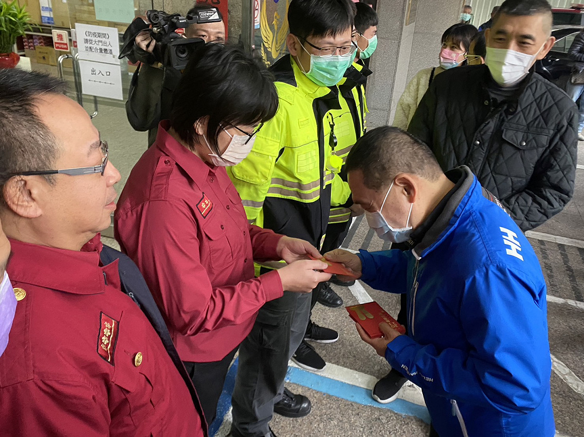 侯友宜表示，去(111)年疫情期間消防人員犧牲奉獻，除了原本的救災救護工作外，為了守護市民健康，不分晝夜、戮力以赴的完成每趟防疫緊急救護任務。 圖：新北市消防局提供