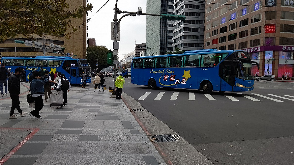 北宜國道客運行經市府轉運站外。 圖：台北、首都客運提供