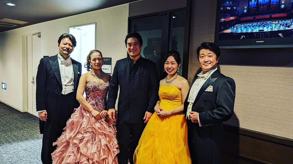 謝建得（中）很高興參與日本新年音樂會，與日本世紀交響樂團合作，在大阪交響樂音樂廳一起演繹貝多芬「第九號交響曲」。 圖：中央社／謝建得提供