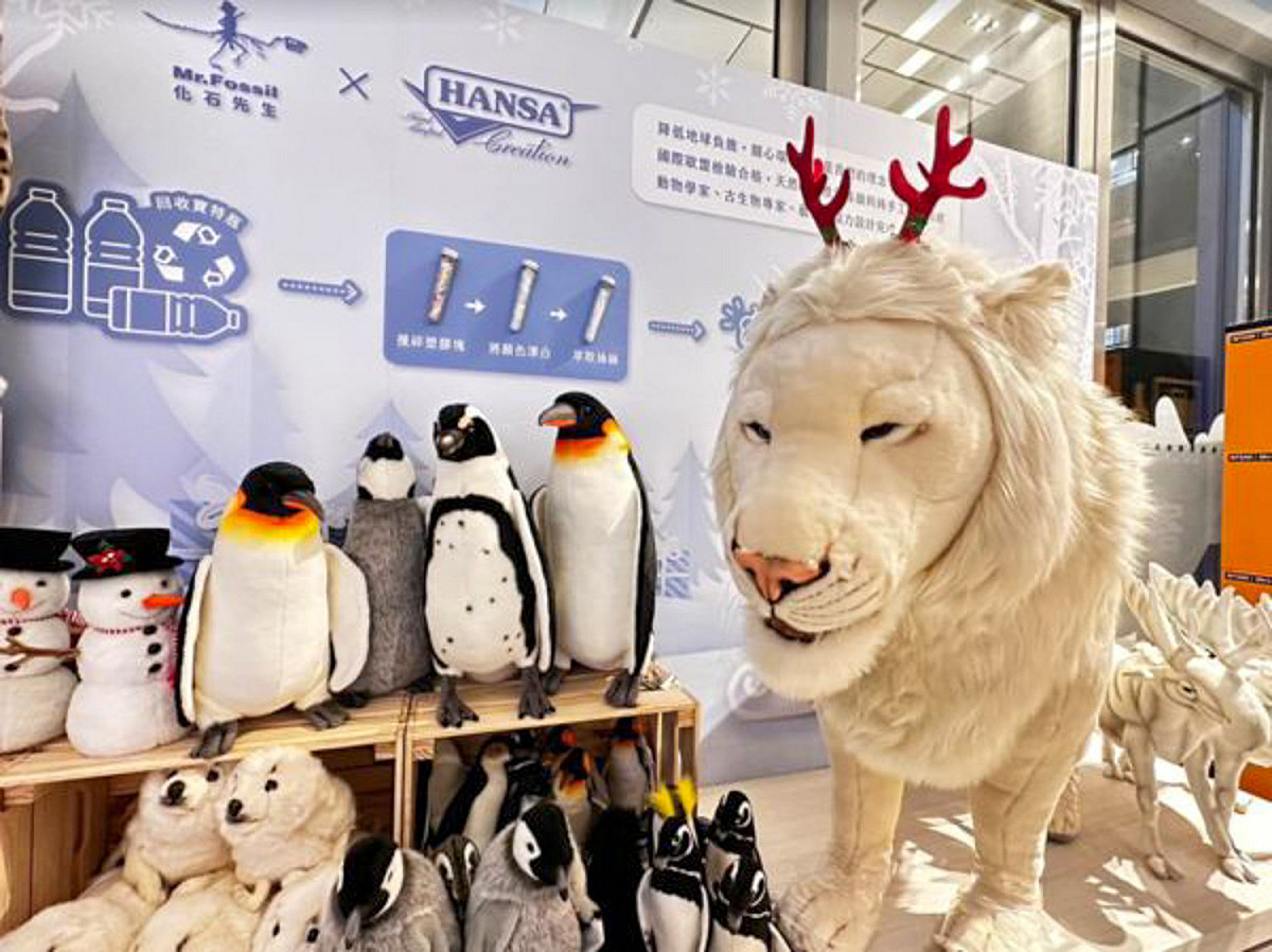 新莊宏匯廣場今年以「HANSA極地動物裝置展」打造全新購物空間，極地動物身影遍佈商場，逛街還能攝取動物科普知識。 圖：新北市經發局提供