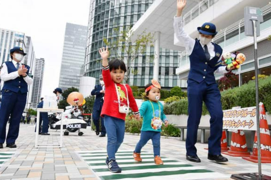 日本相關交通機構開設兒童交通安全教室，從小讓孩子提高交通安全意識。 圖: 翻攝自矢板明夫臉書。