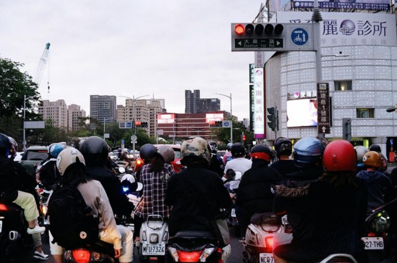 台灣交通亂象多，行人安全不受保障，甚至被CNN評為是「行人地獄」。 圖: 翻攝自@KarenSt62721700推特