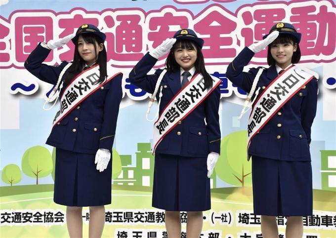 日本埼玉縣警察2019年，邀請當紅的偶像組合AKB48成員，來宣傳交通安全。 圖: 翻攝自矢板明夫臉書
