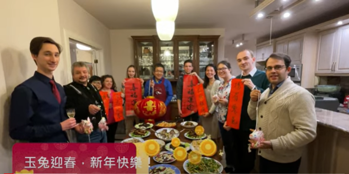駐匈牙利大使劉世忠親自下廚「辦桌」，邀請匈牙利「台灣華語文學習中心」 的師生們到官邸用餐，共同體驗台灣人的除夕圍爐文化 圖：擷自影片畫面