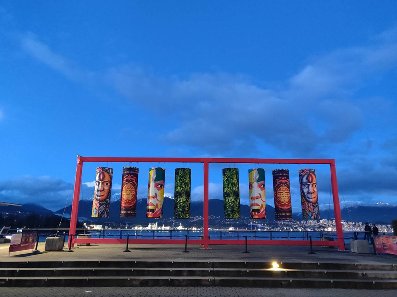 台灣原住民藝術家瓦歷斯·拉拜和阿瀨偕同加拿大原住民藝術家，一起用人臉影像創作大型燈籠。 圖：中央社／加拿大亞裔活動協會提供