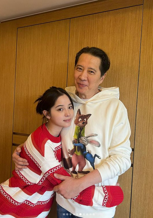 歐陽娜娜近日在 Instagram PO 出他與家人的合照，並寫下sweet home ，表示將在台灣過年。 圖: 翻攝自歐陽娜娜 Instagram