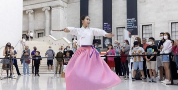 英國大英博物館於推特官網寫下「一起慶祝韓國農曆新年」（celebrating Korean Lunar New Year）字樣，引發中國網友不滿。 圖: 翻攝自推特