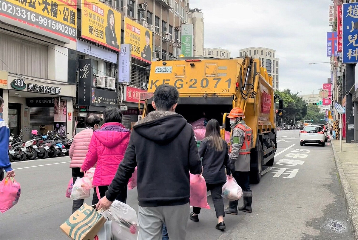 清潔隊員執行垃圾收運勤務。 圖：新北市環保局提供