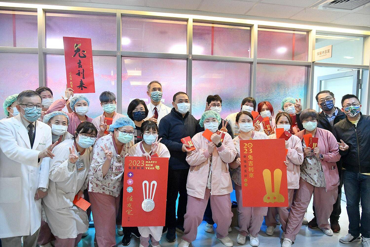 侯友宜前往新北聯醫三重院區慰勞堅守崗位的醫護團隊。 圖：新北市新聞局提供