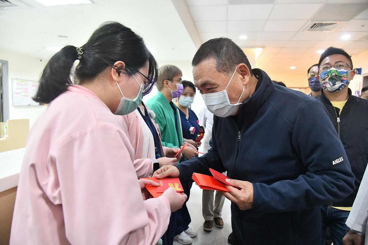 侯友宜致贈紅包及「兔吉利來」福袋予醫護人員表達謝意。 圖：新北市新聞局提供