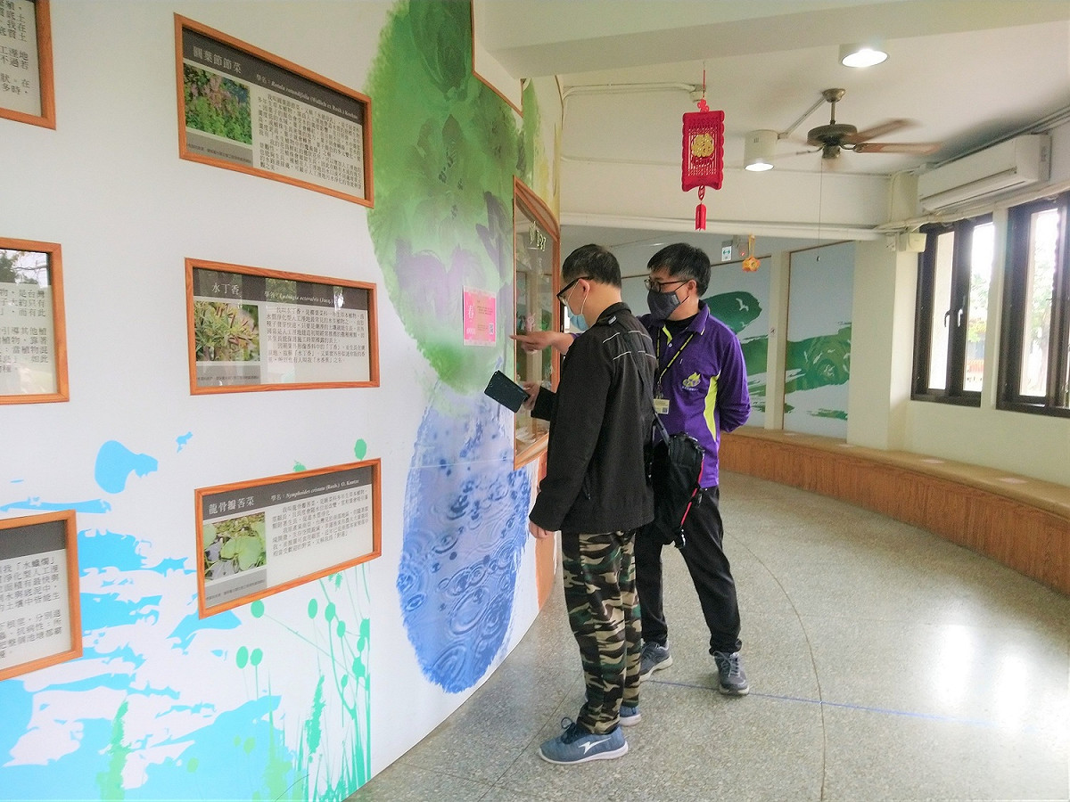 「筊兔三窟」趣味闖關遊戲題目皆可在館內及周邊找到答案。 圖：新北市環保局提供