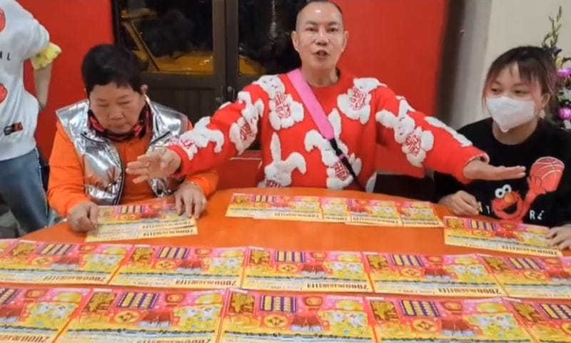 ▲啟德機械起重工程公司董事長胡漢龑在臉書粉專發出一家人開心刮刮樂的影片。 （圖／《啟德機械起重工程》）