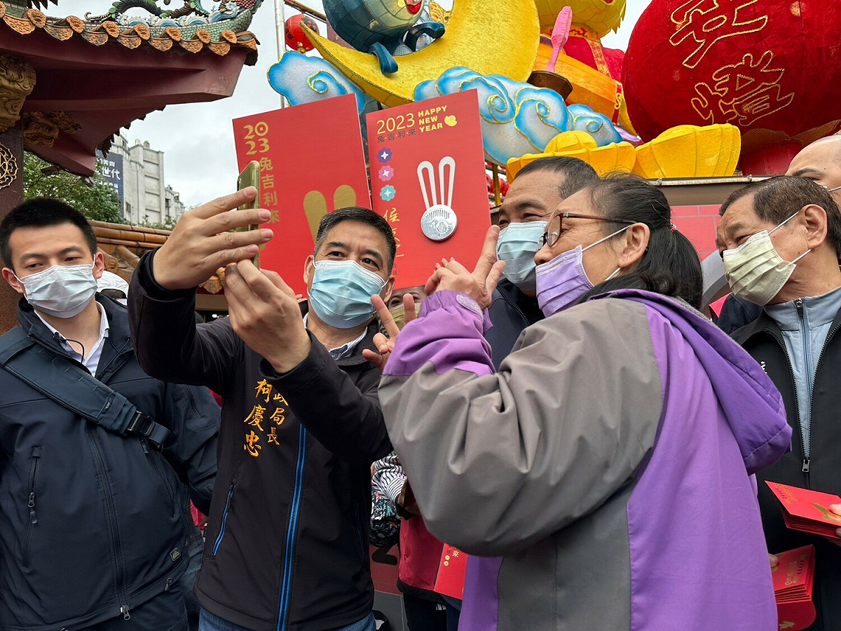 侯友宜至接雲寺參拜民眾搶合照。 圖：新北市民政局提供