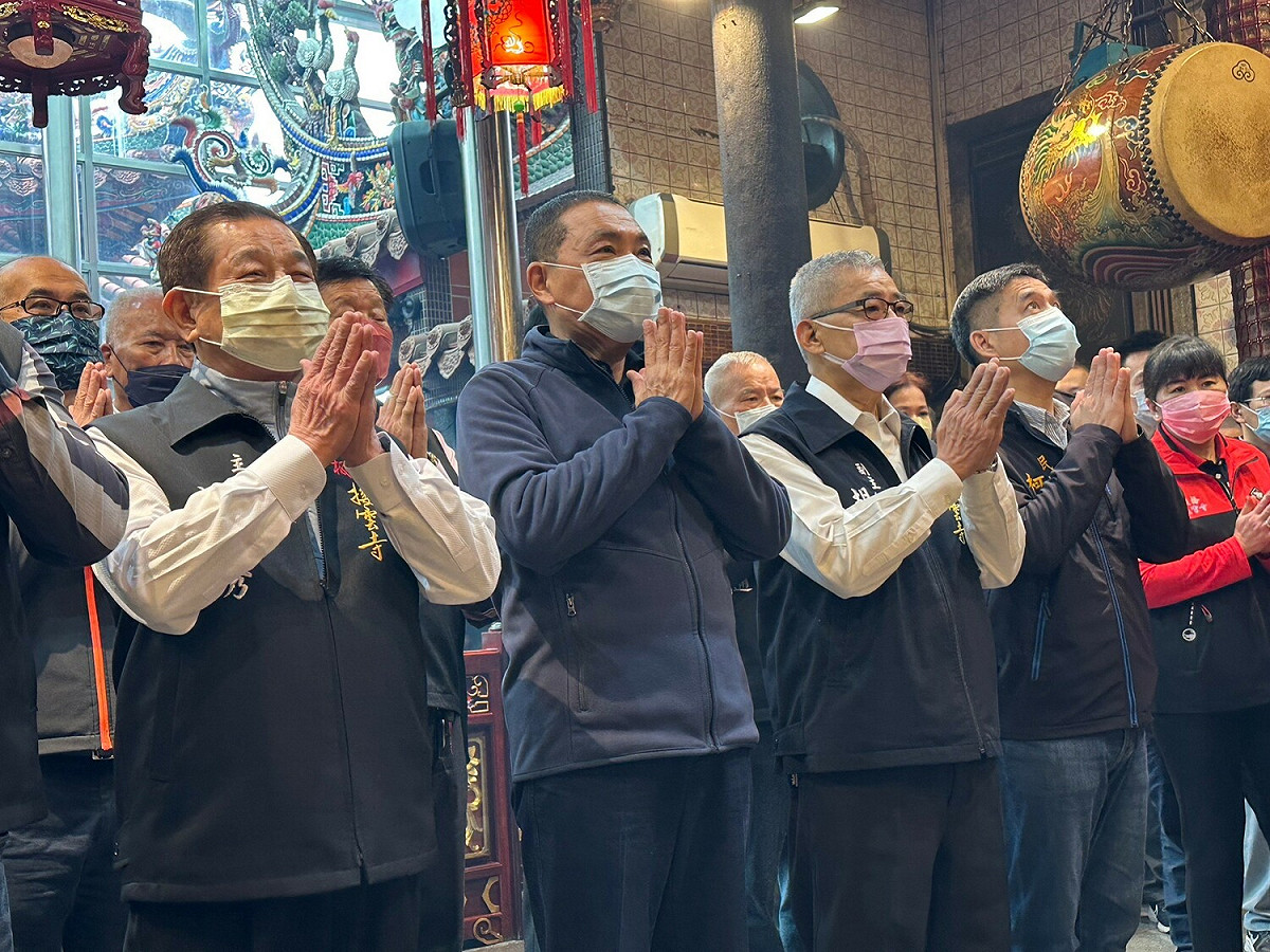 侯友宜至接雲寺參拜祈福。 圖：新北市民政局提供