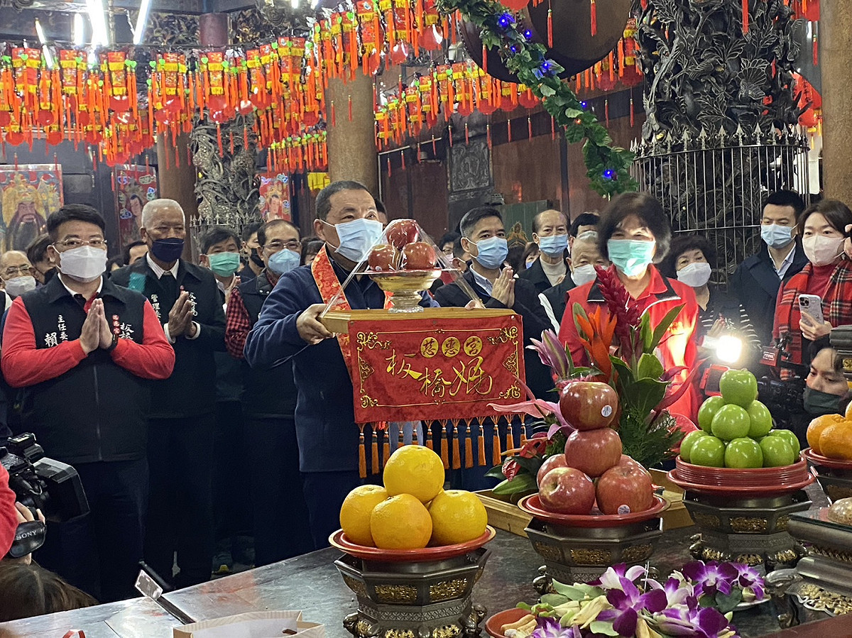 侯友宜初一一早前往慈惠宮參拜祈福。 圖：新北市民政局提供