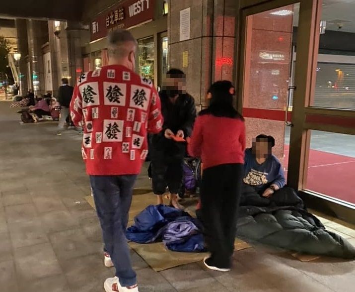 ▲女星郁方除夕夜時，就帶著一家大小前往台北車站派發紅包。 （圖／臉書《好門媳婦的秘密生活郁小方》）