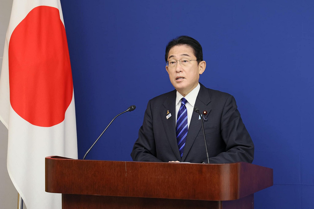 日本政府正檢討將COVID-19（2019冠狀病毒疾病）防疫等級調降到等同季節性流感，46%受訪者表示贊成，高於反對的41%。 圖：取自首相官邸臉書（資料照）