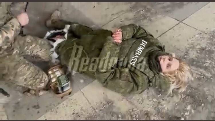 埃爾蘇科娃受傷後躺在地上，一名俄軍立刻為她進行簡單的包紮。 圖：翻攝推特