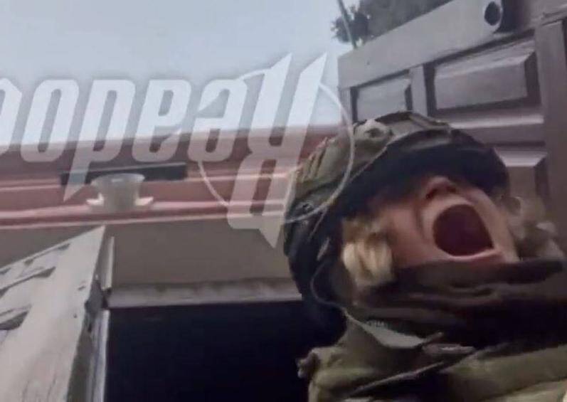 俄羅斯女記者與俄軍拍宣傳片遭烏克蘭軍隊迫擊砲炸傷放聲尖叫。 圖：翻攝推特