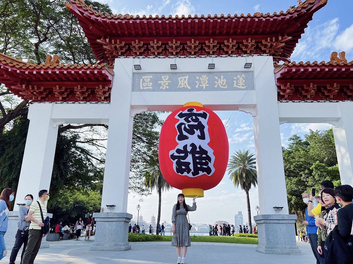 蓮池潭入口牌坊燈籠作品。 圖：高雄市觀光局/提供