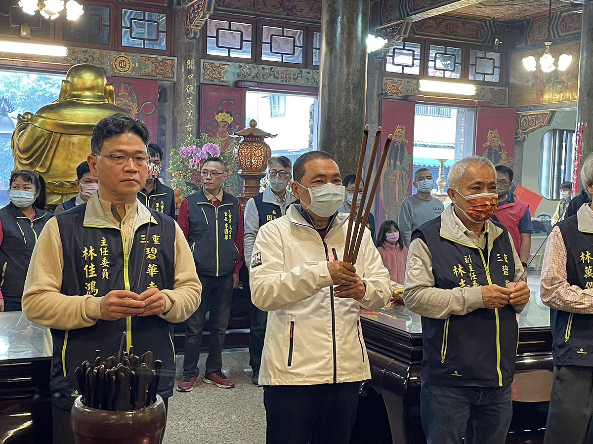 侯友宜初二至三重碧華寺參拜。 圖：新北市民政局提供