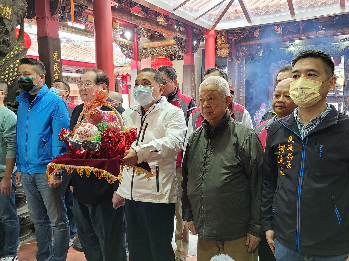侯友宜初二至三重先嗇宮參拜。 圖：新北市民政局提供
