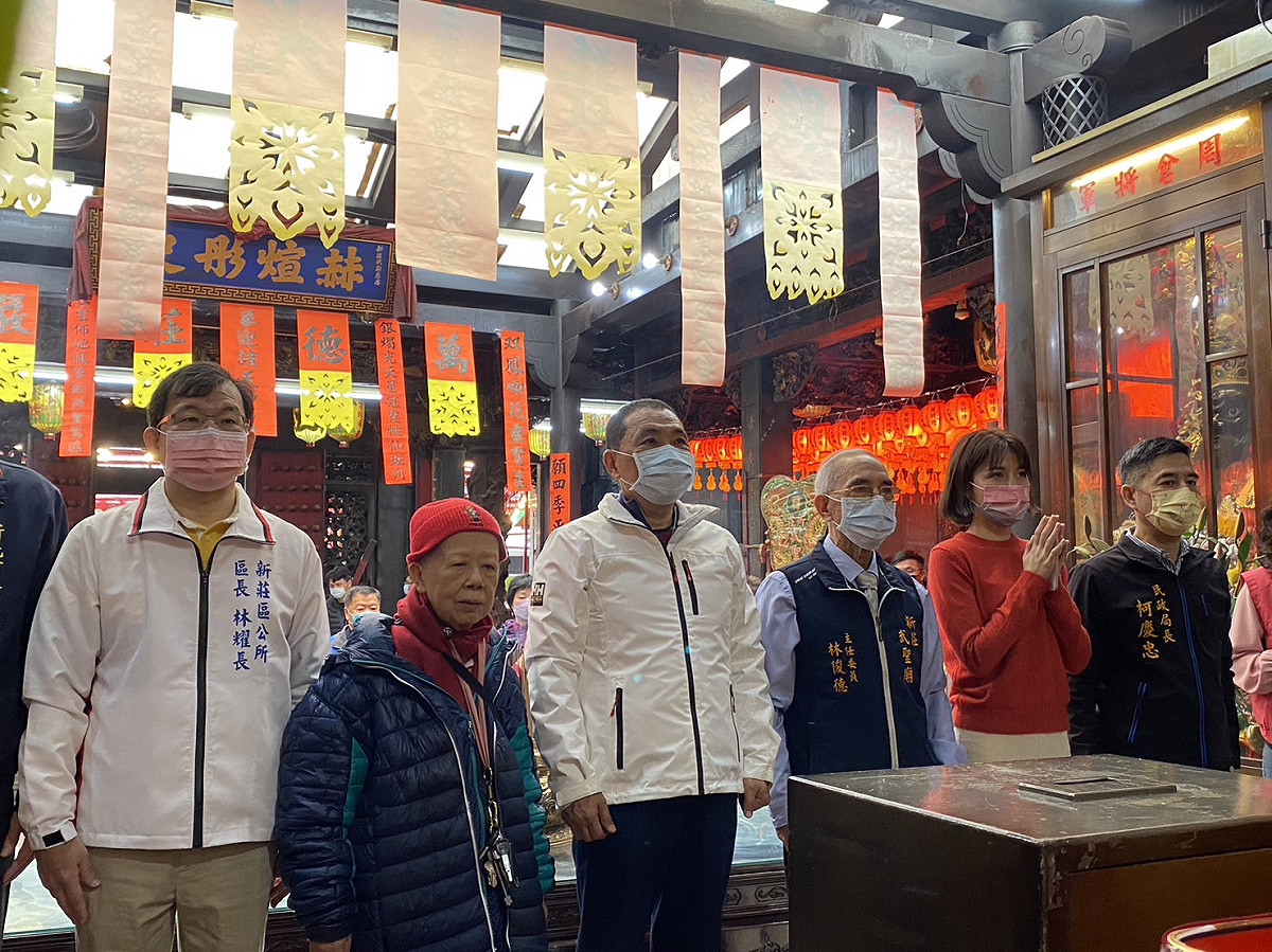 侯友宜初二至新莊武聖廟參拜。 圖：新北市民政局提供