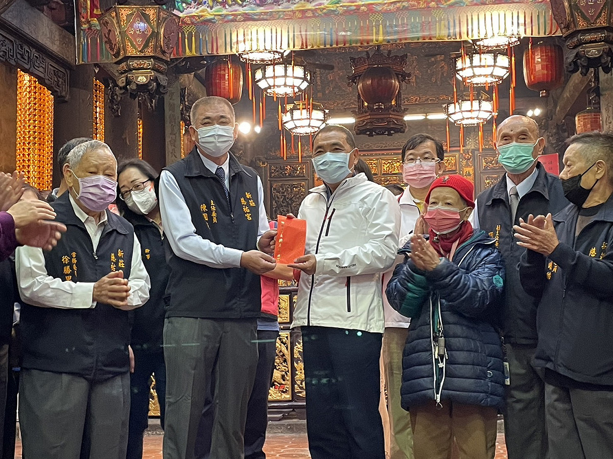 侯友宜初二至新莊慈祐宮參拜。 圖：新北市民政局提供