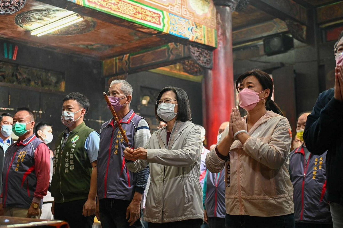 總統蔡英文初二與立委補選參選人蔡培慧等人到南投大賢宮參香。 圖:蔡培慧辦公室提供