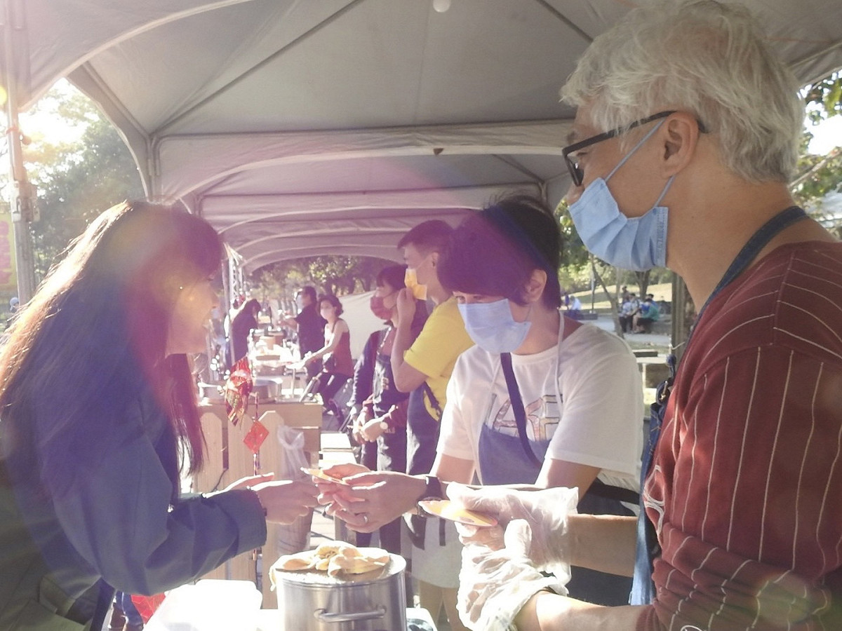 「2023香港年宵」吸引港人回味冢鄉美食。 圖：高雄市行政暨國際處/提供