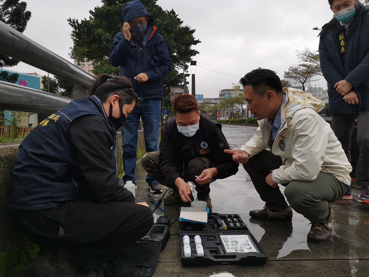 蘇俊賓會同桃園市環保局同仁前往勘查高風險區域。 圖：翻攝蘇俊賓臉書