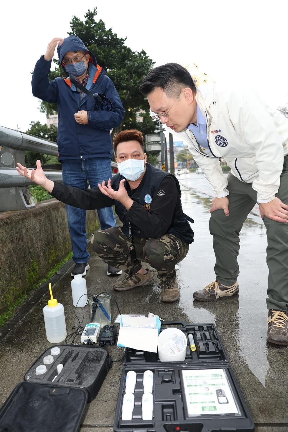 蘇俊賓（右）會同桃園市環保局同仁前往勘查高風險區域。 圖：翻攝蘇俊賓臉書
