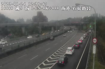 高公局表示，截至上午12時，國道全線交通量為48.8百萬車公里，預估今日交通量為140百萬車公里，仍在預期流量之範圍內。高公局預測下午國道壅塞11個路段，部份路段今恐塞至深夜。 圖：翻攝自1968即時路況