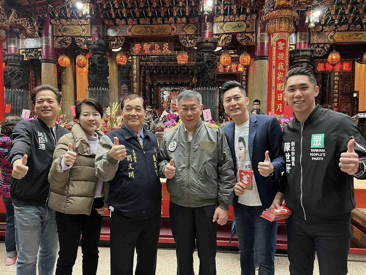 柯文哲24日與前台北副市長黃珊珊、民眾黨立委邱臣遠、民眾黨新北市黨代表陳俊霖、新北市議員陳世軒到新北宮廟參拜。 圖：陳俊霖臉書
