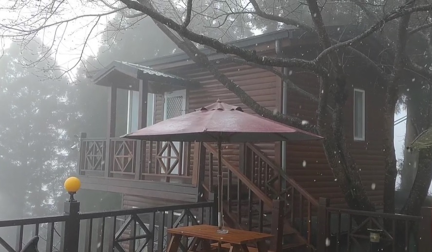 拉拉山降瑞雪 圖:拉拉山民宿-嶺鎮渡假山莊臉書