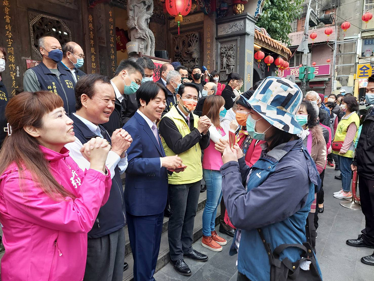 立法委員江永昌昨(23)日一早就陪同副總統賴清德到中和廣濟宮參香祈福，也向中和鄉親拜年並代表蔡總統英文發放總統府福袋。 圖：江永昌辦公室提供