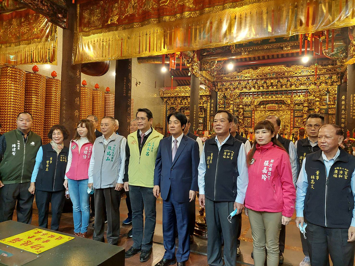 立委江永昌、新北市議員張維倩、張嘉玲、廟方董事長游炎川及董監事團隊等人，也一起陪同賴清德發放總統府福袋，現場近千位鄉親依序排隊領取。 圖：江永昌辦公室提供